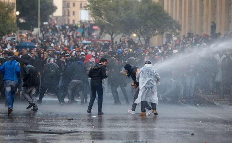 Manifestantes s&atilde;o atingidos por canh&otilde;es de &aacute;gua durante um protesto contra uma elite dominante acusada de levar o L&iacute;bano a uma crise econ&ocirc;mica em Beirute, L&iacute;bano
18/01/2020
REUTERS/Mohamed Azakir