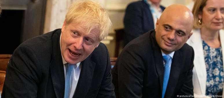 Ministro das Finanças do Reino Unido, Sajid Javid (dir,), ao lado do premiê Boris Johnson