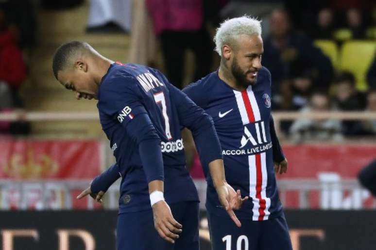 Neymar e Mbappé estão voando na temporada (Foto: Valery HACHE / AFP)