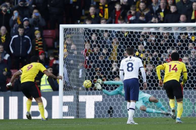 Deeney perde pênalti defendido por Gazzaniga no melhor momento do Watford na partida (ADRIAN DENNIS / AFP)