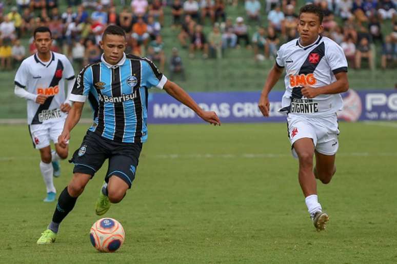 Grêmio e Vasco fizeram jogo movimentado em Mogi das Cruzes (Foto: Guilherme Rodrigues)