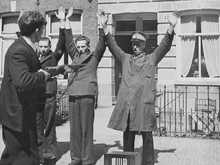 Captura de colaboradores nazistas na Holanda, em 1945