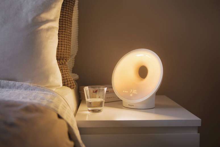 Abajur da Philips emite luz para despertar usuário