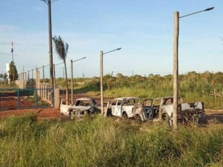 Três caminhonetes foram incendiadas no lado brasileiro da fronteira com o Paraguai, em Ponta Porã, após a fuga de presos do PCC de presídio de Pedro Juan Caballero