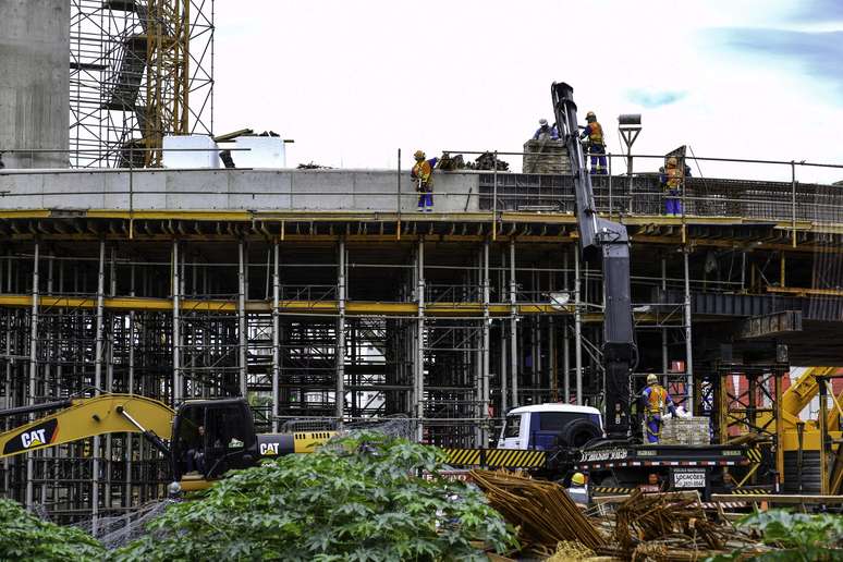 Vista das obras da Ponte Estaida no cruzamento do Colinas Shopping em São José dos Campos (SP), no dia 5 de dezembro de 2019