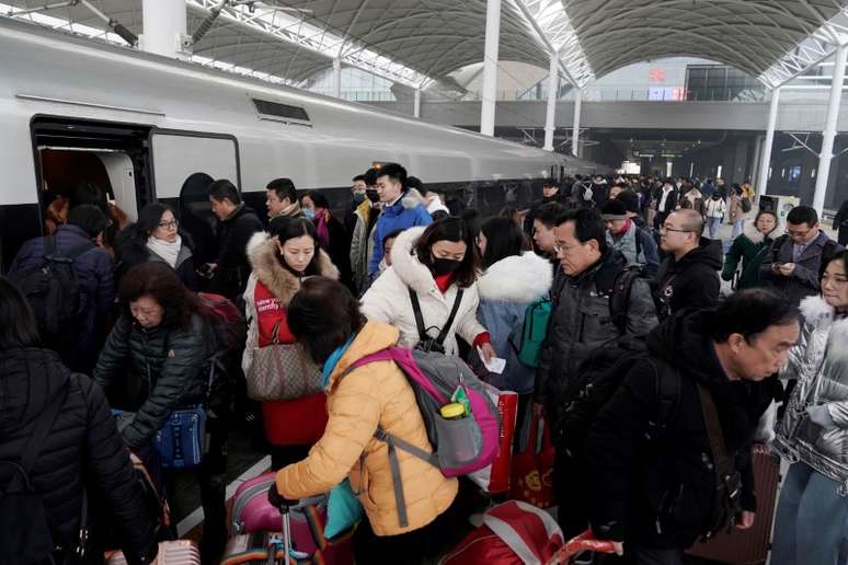 Foto de arquivo de viajantes que embarcam em um trem na China antes do Ano Novo Lunar chinês, em Shijiazhuang, província de Hebei, China
10/01/2020
REUTERS/Jason Lee 


 Shijiazhuang, Hebei province, China January 10, 2020. REUTERS/Jason Lee/File Photo
