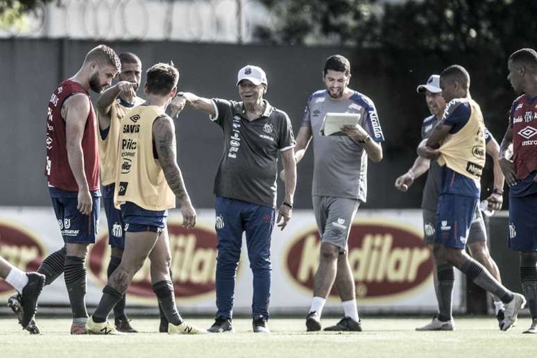 Jesualdo orienta os jogadores do Santos em treino no CT Rei Pelé (Foto: Ivan Storti/Santos)