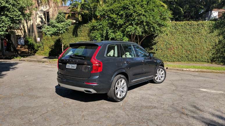 Apesar do luxo, o XC90 tem grande v&atilde;o livre do solo, como bom SUV.