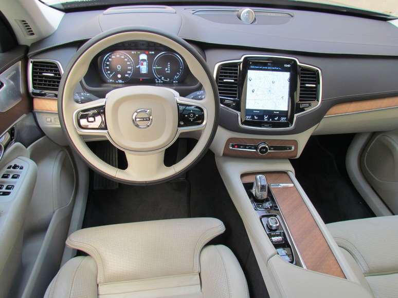 O interior claro deixa o Volvo XC90 ainda mais sofisticado.