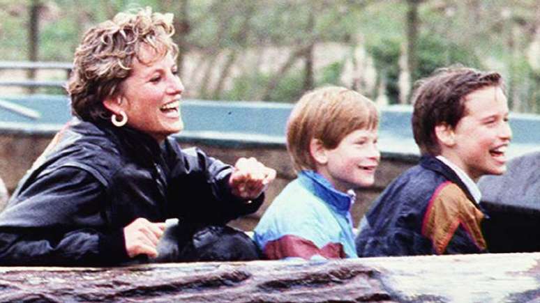 Harry com a m&atilde;e e o irm&atilde;o em uma viagem a Thorpe Park em 1993
