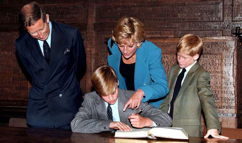 Prince Harry vendo seu irm&atilde;o assinar o livro de entrada no Eton College, em 1995 - ele seguiria seus passos tr&ecirc;s anos depois.