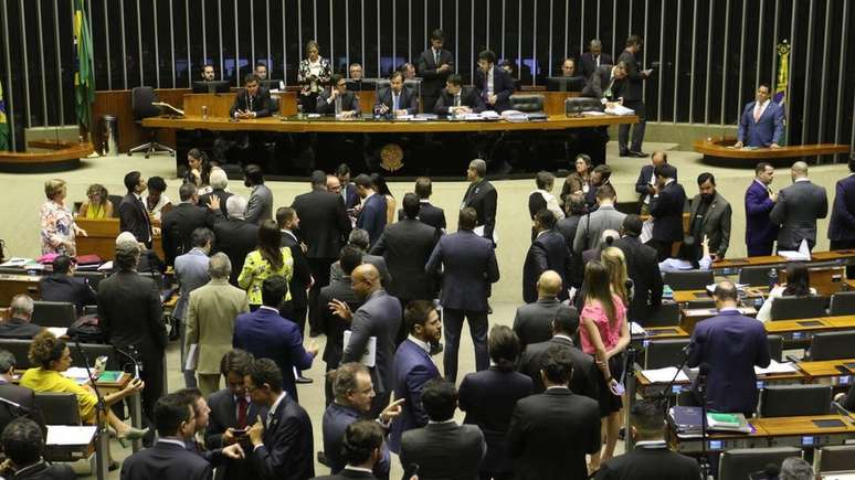 O plenário da Câmara aprovou na noite de 5 de novembro o projeto de lei sobre armas (PL 3723/19, do Executivo), que agora tramita no Senado