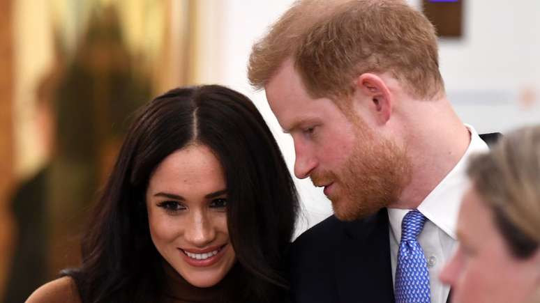 A partir de março, Harry e Meghan vão deixar de representar oficialmente a rainha e de receber dinheiro público para cumprir deveres reais, informou o Palácio de Buckingham