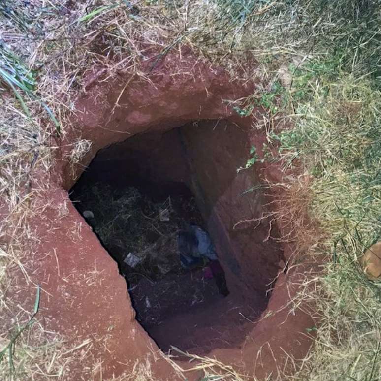 Buraco por onde teriam fugido presos de penitenci&aacute;ria no Paraguai