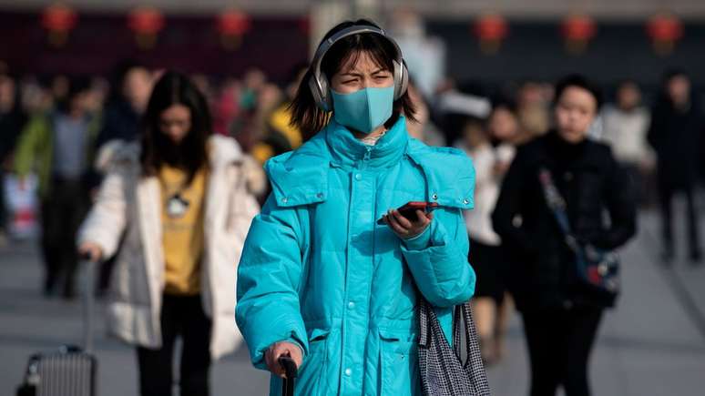 Teme-se que feriado do Ano-Novo Lunar, quando centenas de milhões de chineses viajam, favoreça propagação do vírus