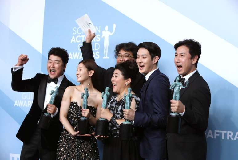 Elenco de "Parasita" comemora pr&ecirc;mio durante o SAG Awards em Los Angeles
19/01/2020 REUTERS/Monica Almeida