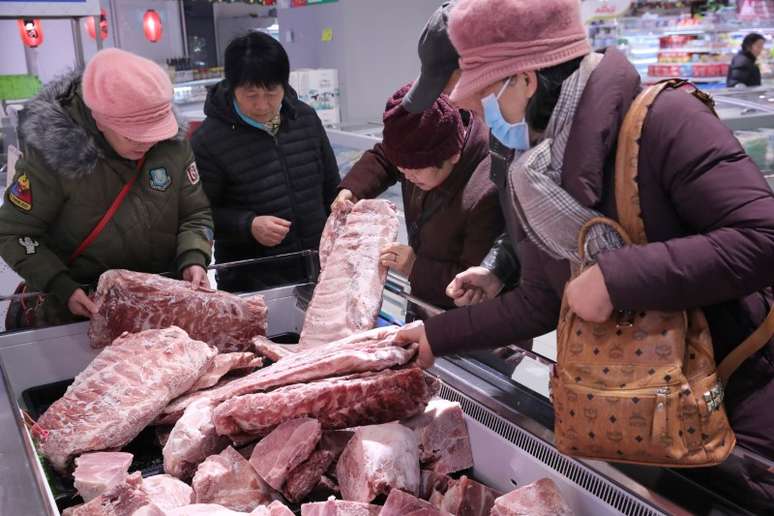 Consumidores selecionam carne de porco congelada, liberada das reservas estatais, em Nantong, China 
13/01/2020
China Daily via REUTERS