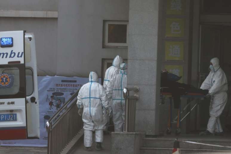 Equipe médica transfere paciente de ambulância no hospital Jinyintan, onde pacientes estão sendo tratados de pneumonia causada por novo coronavírus, em Wuhan, na China
20/01/2020
REUTERS/Stringer