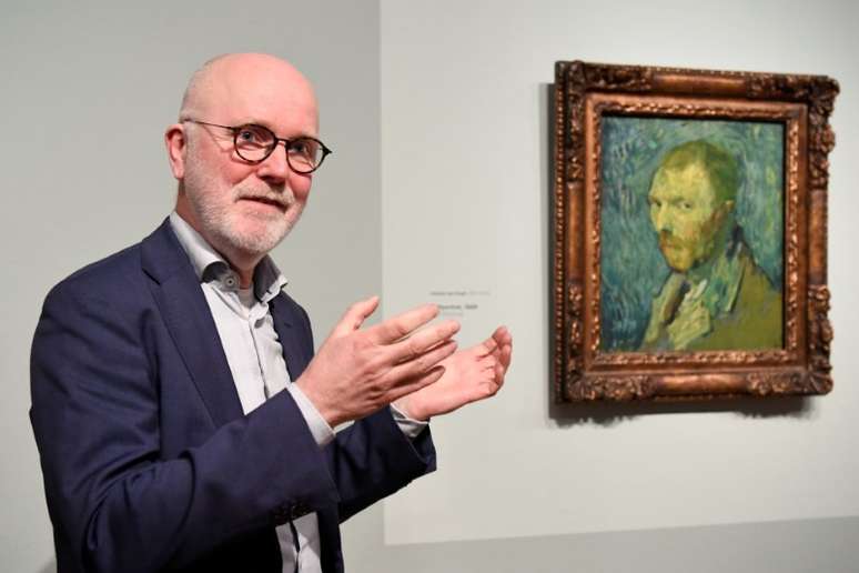 O pesquisador s&ecirc;nior Louis van Tilborgh fala sobre o autorretrato do pintor holand&ecirc;s Vincent van Gogh, pintado durante um epis&oacute;dio psic&oacute;tico, no Museu Van Gogh, em Amsterd&atilde;, na Holanda. 20/01/2020. REUTERS/Piroschka van de Wouw
