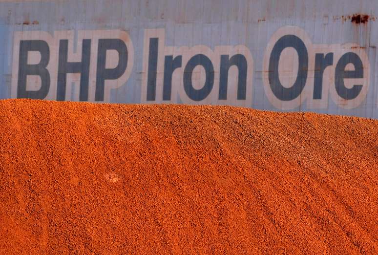 Logo da BHP em meio a pilha de minério de ferro em Port Hedland, Austrália 
30/05/2008
REUTERS/Tim Wimborne