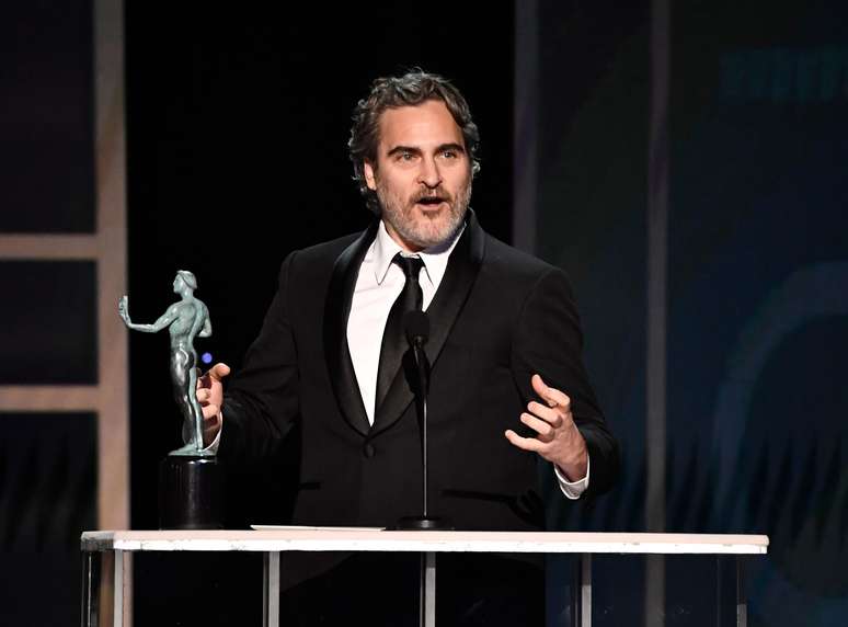Joaquin Phoenix faz homenagem a Heath Ledger durante discurso do SAG Awards