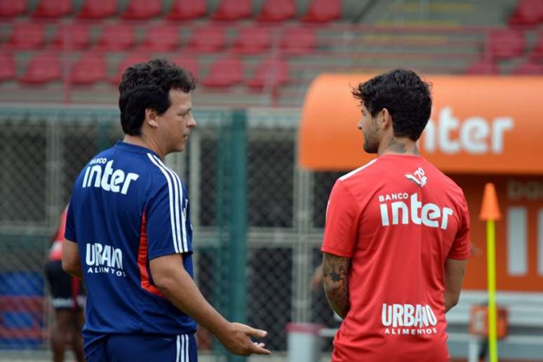 Diniz e Pato conversam antes do início do treino tático do São Paulo (Foto: Reprodução/Twitter São Paulo)