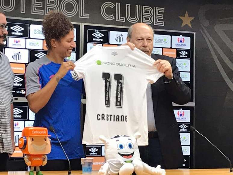 Cristiane recebeu a camisa 11 do Santos, nesta segunda-feira (Arthur Faria)