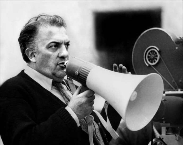 Federico Fellini, o mais célebre dos cineastas italianos, durante uma gravação