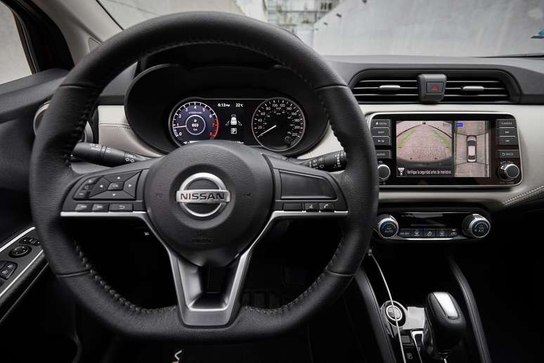 O volante multifuncional e a tela multim&iacute;dia do novo Versa.