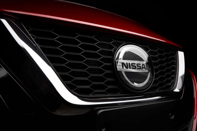 A grade est&aacute; de acordo com a est&eacute;tica global dos carros da Nissan.
