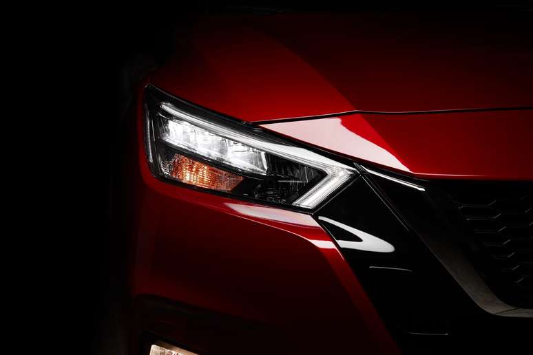 Os far&oacute;is foram completamente redesenhados e trazem LED.