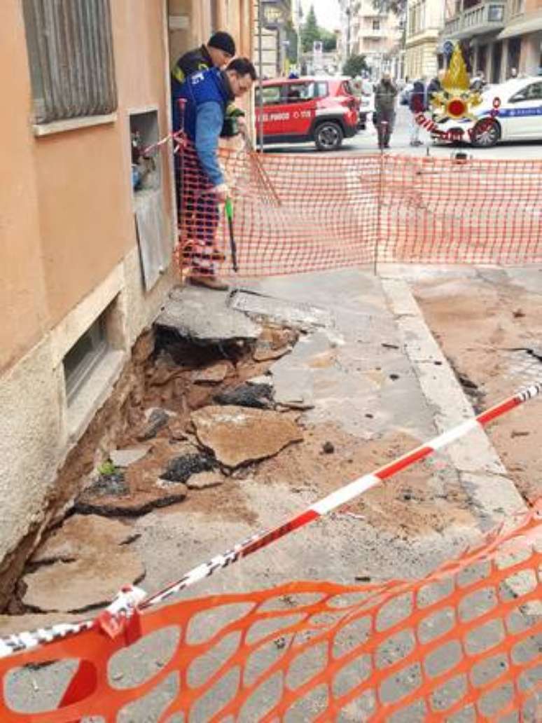 Buraco que causou evacuação no centro de Roma