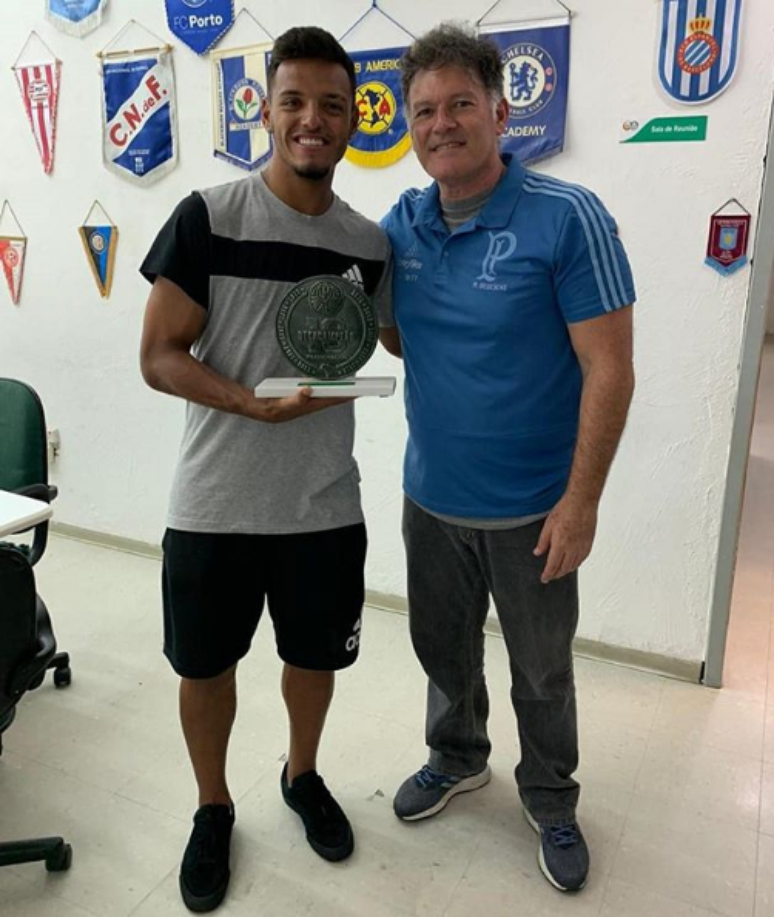 Gabriel Menino recebe prêmio no Palmeiras (Foto: Reprodução/Instagram)