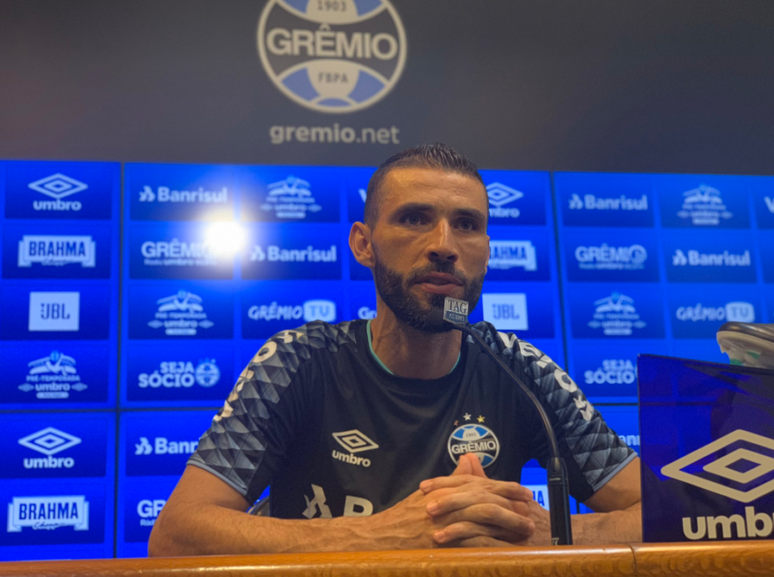 Vanderlei é apresentado n Grêmio (Foto: Divulgação/GFBPA)