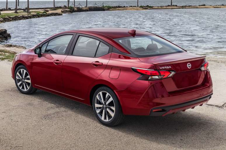 A traseira ficou linda e o bagageiro cresceu para 482 litros.