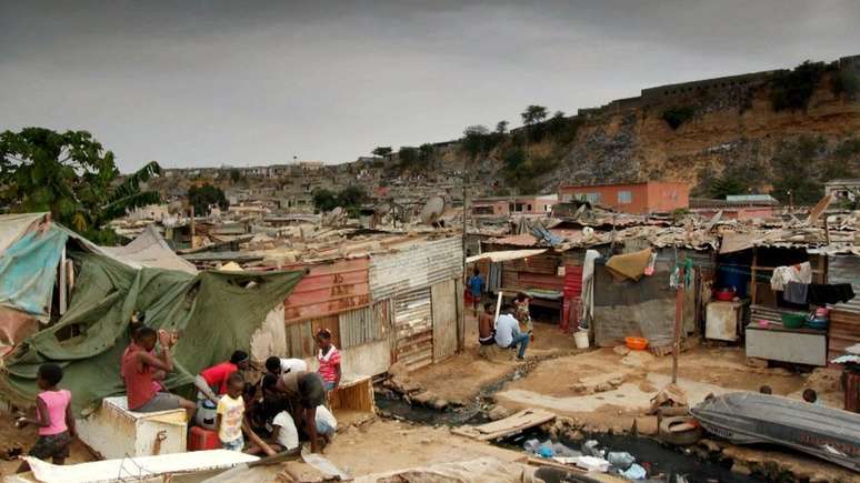Trinta por cento dos angolanos vivem na pobreza com menos de 2 dólares por dia