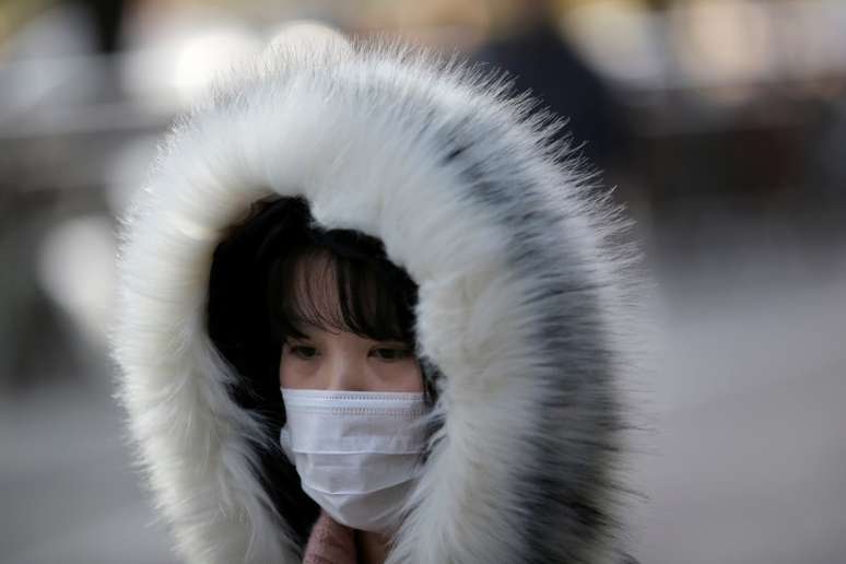 Mulher usa máscara de proteção ao caminhar por rua de Pequim
21/01/2020
REUTERS/Jason Lee
