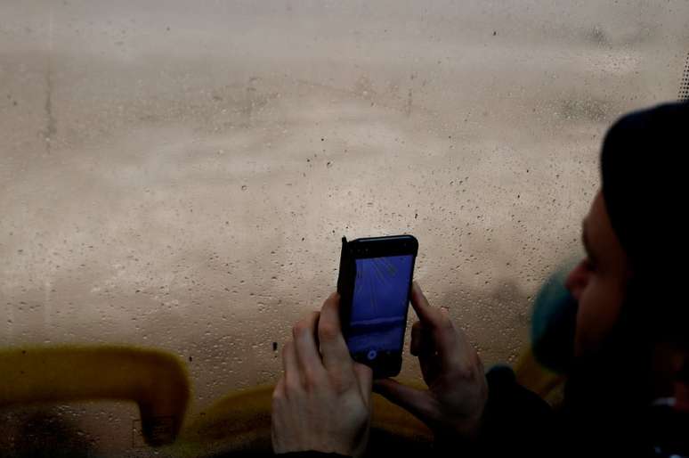 Homem fotografa o mar do interior de trem na Espanha
21/01/2020
REUTERS/Nacho Doce