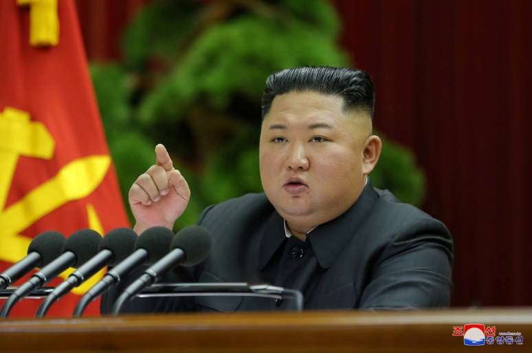 Líder da Coreia do Norte, Kim Jong Un, discursa durante encontro do comitê central do Partido dos Trabalhadores da Coreia
28/12/2019
KCNA via REUTERS