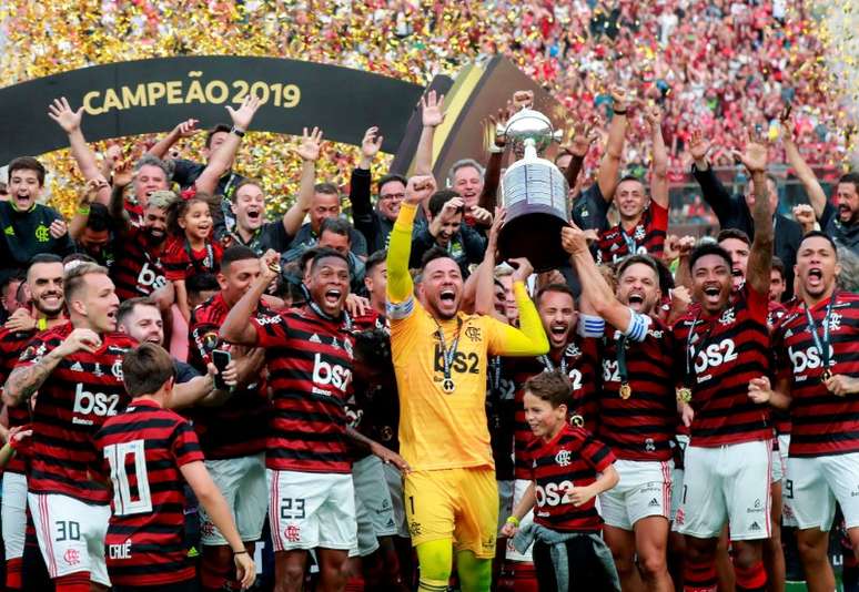 Jogadores do Flamengo levantam troféu da Copa Libertadores em Lima
23/11/2019 REUTERS/Henry Romero 