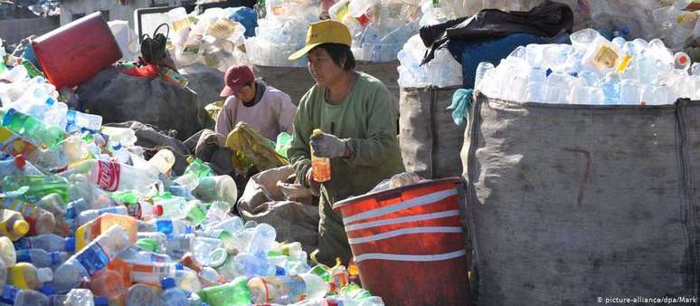 Mais de 31 toneladas de plástico são usadas diariamente na China. Destas, 74% não são processadas corretamente. 