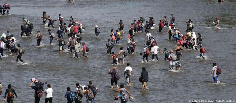 Após pedirem permissão e não receberem resposta, migrantes atravessaram fronteira pelo rio