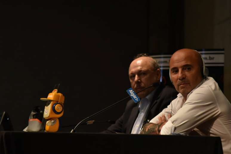 Peres e Sampaoli tinham relação conturbada no Santos, em 2019 (Ivan Storti/Santos)