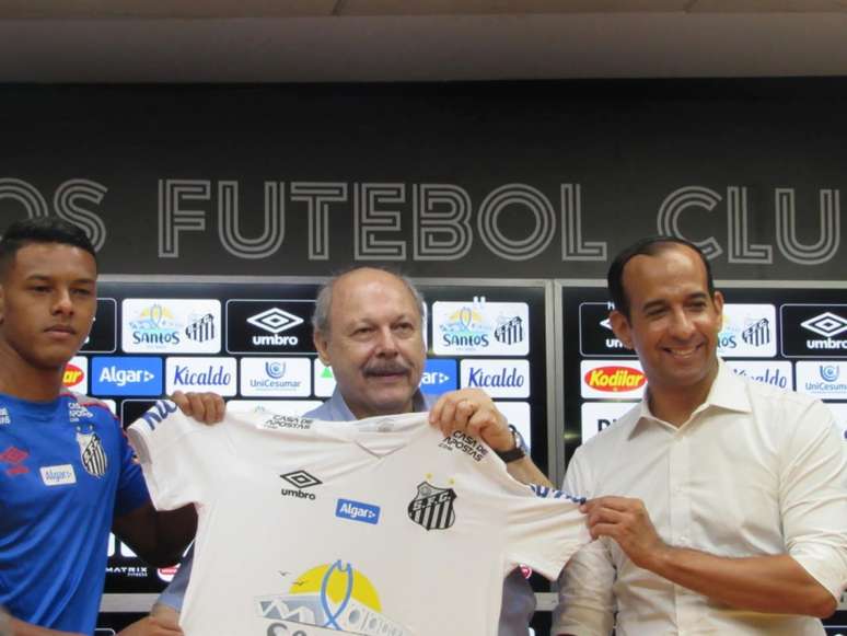 Tailson, Peres e Paulo Alexandre Barbosa apresentar a camisa em homenagem à cidade (Arthur Faria)