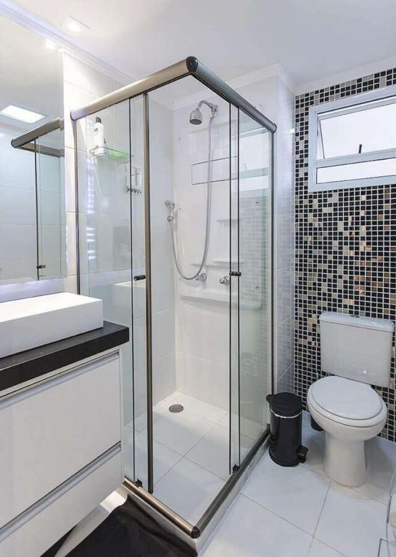 3. Decora&ccedil;&atilde;o simples para banheiro de apartamento preto e branco com pastilhas e bancada preta &ndash; Foto: LO Interiores