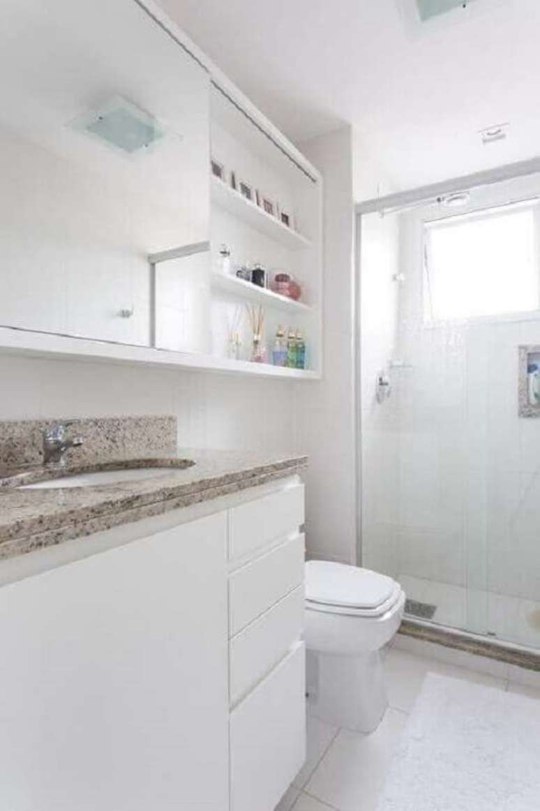 14. Modelo de banheiro de apartamento decorado todo branco – Foto: Kali Arquitetura