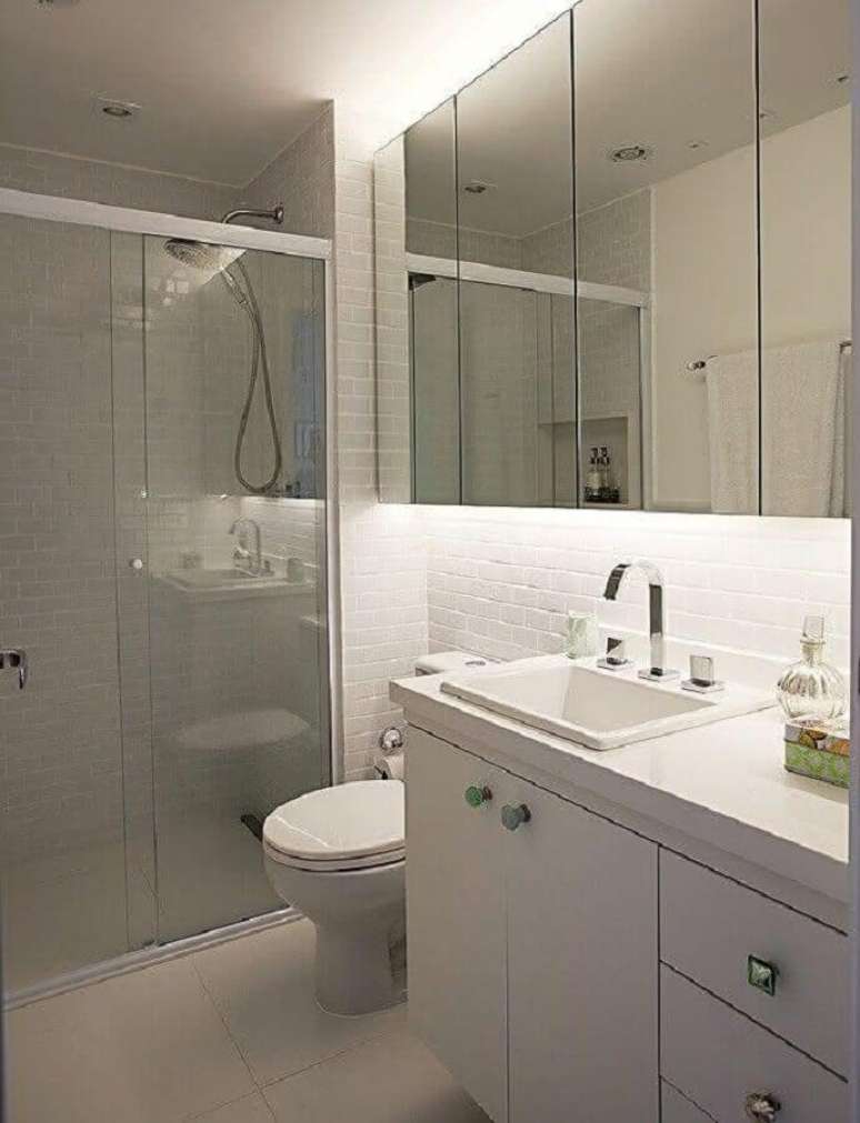 15. Invista em uma boa iluminação para o banheiro de apartamento decorado – Foto: Webcomunica