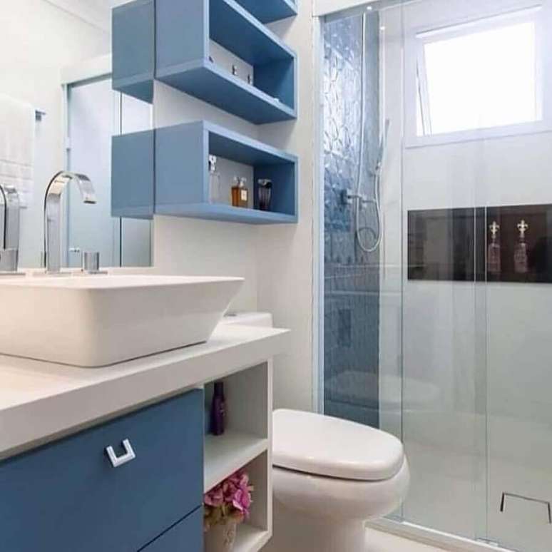 18. Banheiro de apartamento pequeno decorado azul e branco com nichos organizadores &ndash; Foto: Barbara Dundes Arquiteta