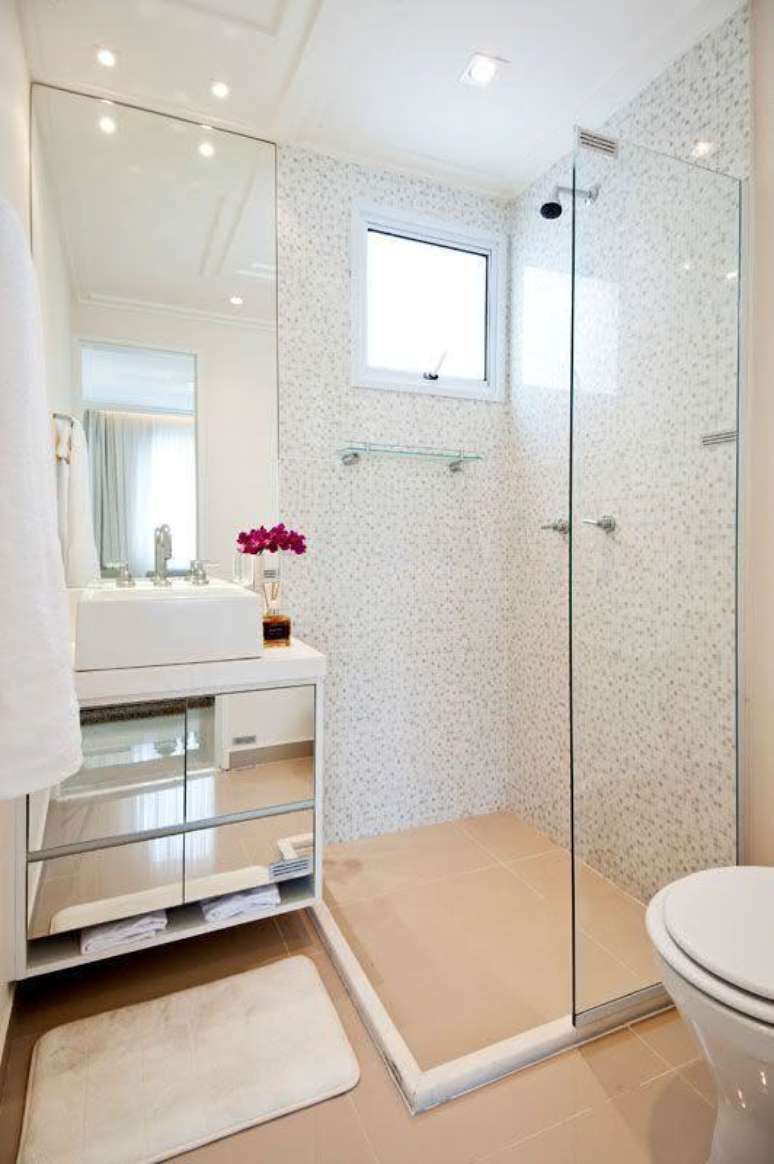 21. Banheiro de apartamento pequeno decorado com gabinete suspenso espelhado – Foto: Pinterest