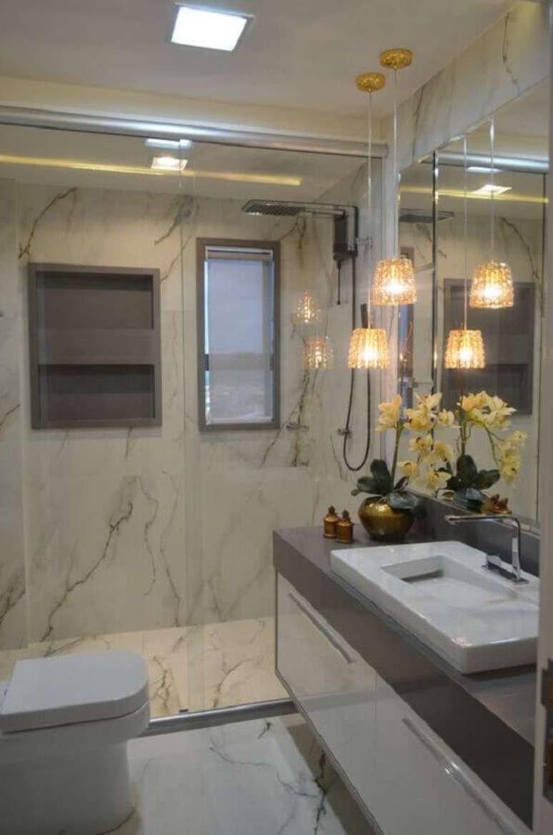 25. Invista em pendentes para a decora&ccedil;&atilde;o de banheiro pequeno de apartamento de luxo &ndash; Foto: ConstruCor